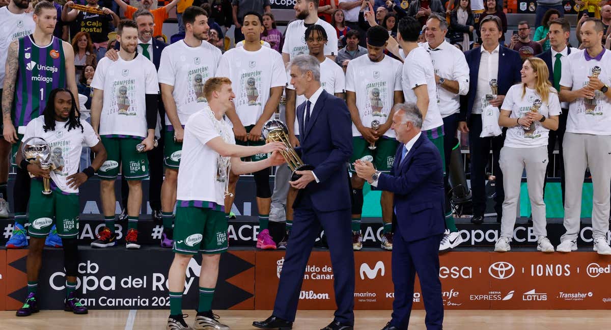 Una pizza, un traje 'salvado', un paseíllo de campeón y un chárter rumbo a Málaga para celebrar la Copa que asienta a Unicaja entre los grandes