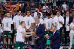 Una pizza, un traje 'salvado', un paseíllo de campeón y un chárter rumbo a Málaga para celebrar la Copa que asienta a Unicaja entre los grandes