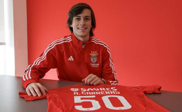 Álvaro Carreras posa después de sus 50 partidos. Benfica