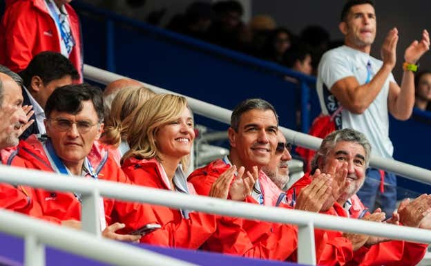 Alberto Durán junto a miembros del Gobierno en París 2024.  CPE