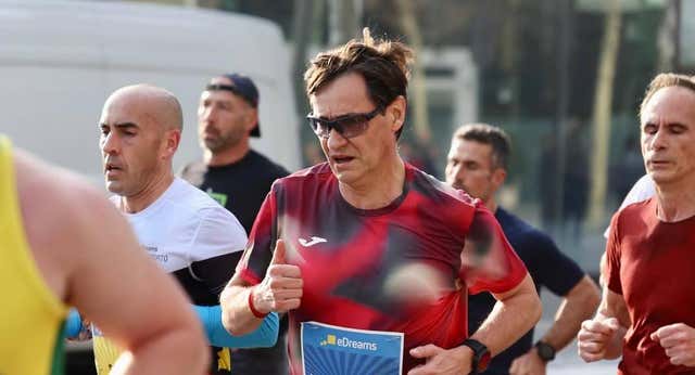 Salvador Illa firma un ‘tiempazo’ en la Media Maratón de Barcelona a pesar de que la Generalitat no le deja entrenar todo lo que le gustaría