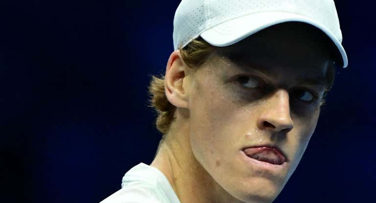 Jannik Sinner, con gesto serio durante su participación en las ATP Finales de 2023.