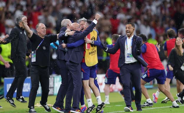 Juanjo González, a la izquierda, celebrando con el staff de la Selección.  GETTY