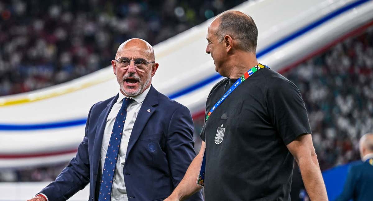 Juanjo González charla con Luis de la Fuente en la Eurocopa de Alemania. /GETTY