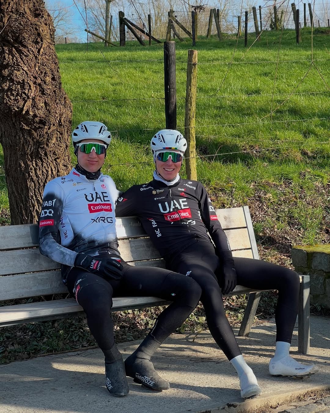 Wellens y Pogacar descansan en el banco de Allan Peiper durante su reconocimiento al recorrido del Tour de Flandes. @FabioBaldato