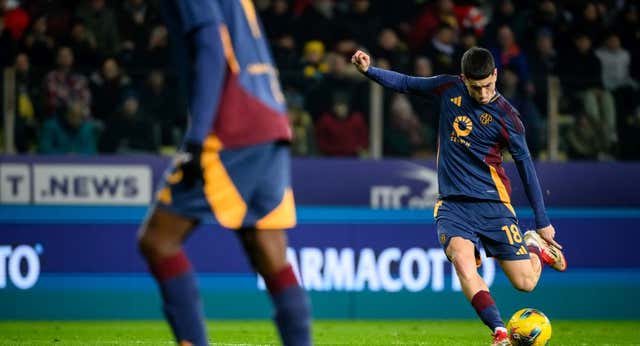El secreto del gol de falta ‘a lo Maradona’ de Soulé en la Roma: «Me dijeron que no tiraría más si no marcaba»