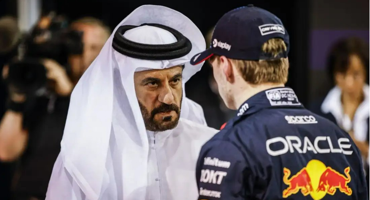 Ben Sulayem, conversando junto a Max Verstappen./AFP