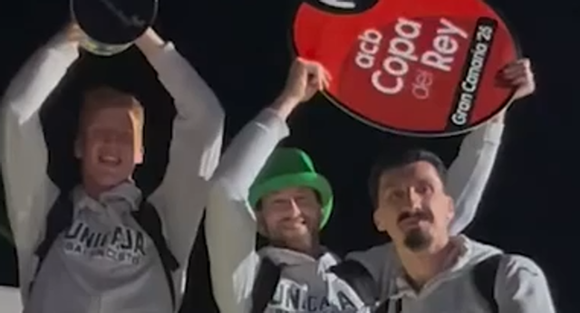La afición del Unicaja de Málaga recibió a los campeones con una emocionante fiesta en el aeropuerto.