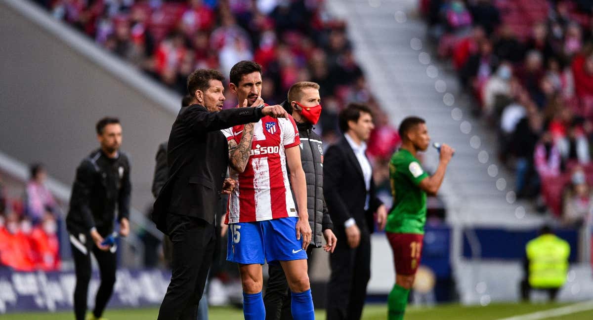 Simeone da instrucciones a Savic./AFP