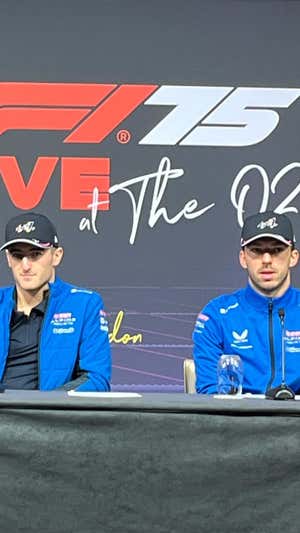 Gasly y Doohan, durante la rueda de prensa. RELEVO
