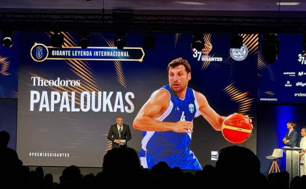 Papaloukas recibiendo el premio. RELEVO.