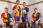 Cómo un equipo de sexta inglesa rompió las reglas para combatir la homofobia en el fútbol con la primera camiseta LGTBI de la historia