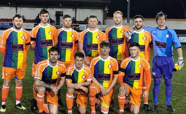 El Conwy Borough galés también usó una camiseta arcoíris.   CONWY BOROUGH