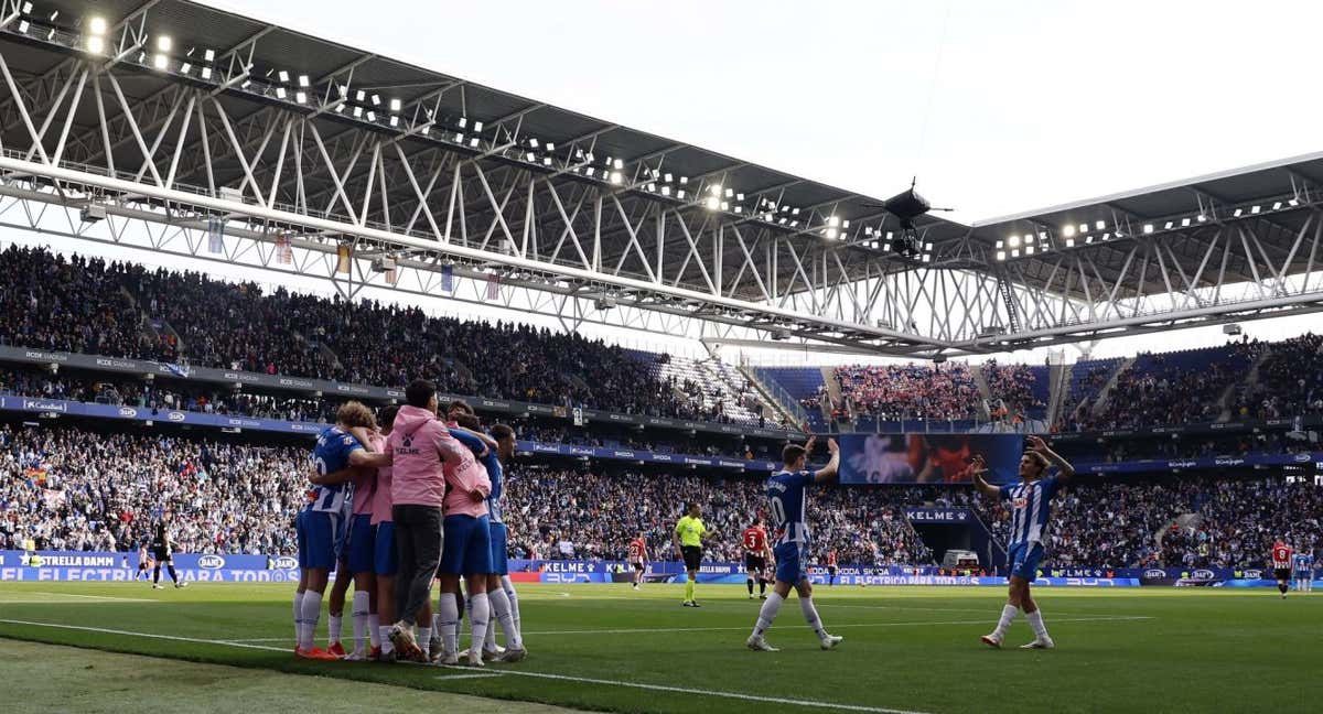 Celebración del RCDE Stadium del gol de Roberto. /RCDE / Carlos Mira