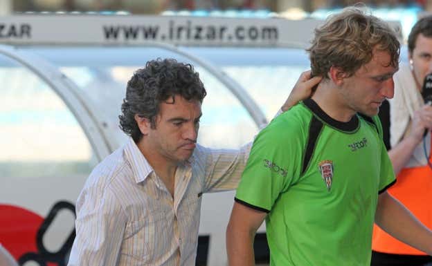 Juanma Lillo trata de consolar a Rivas tras consumarse el no ascenso de la Real Sociedad.  DV