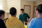 Gerard Moreno visita en el hospital a las víctimas de la agresión tras el derbi autonómico