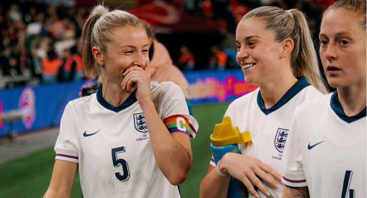 Leah Williamson, Alessia Russo y Keira Walsh tras un partido con Inglaterra. /LIONESSES