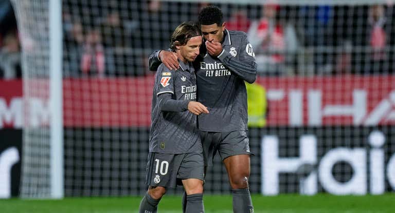 Bellingham, junto a Modric, en un partido del Real Madrid.