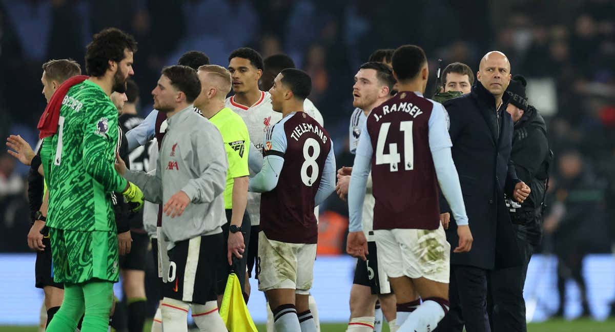 Jugadores de Aston Villa y Liverpool tras el partido. /REUTERS