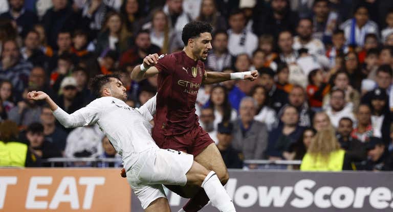 Asencio le arrebata un balón a Marmoush.