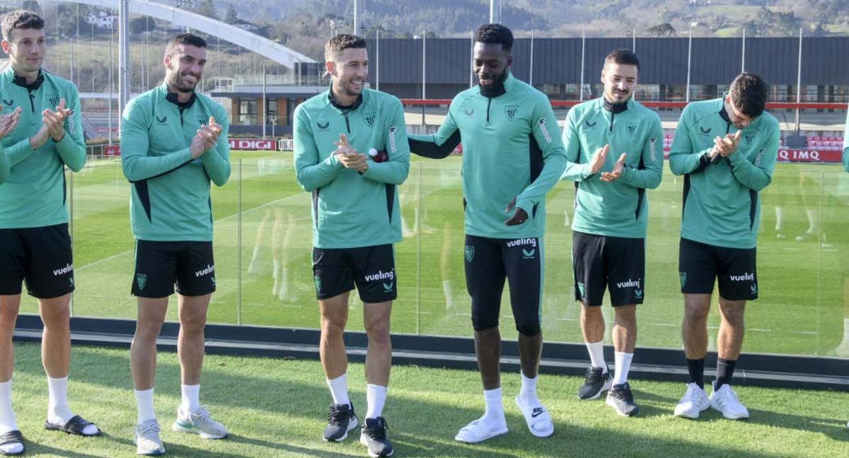 De Marcos recibe el cariño de sus compañeros tras anunciarles que se retira a final de temporada.