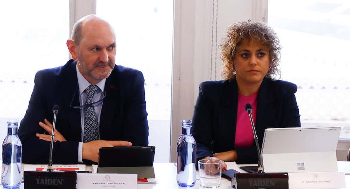 Rafael Louzán, presidente de la RFEF, y Beatriz Álvarez, de Liga F, en una reunión en la Ciudad del Fútbol de Las Rozas. /GETTY