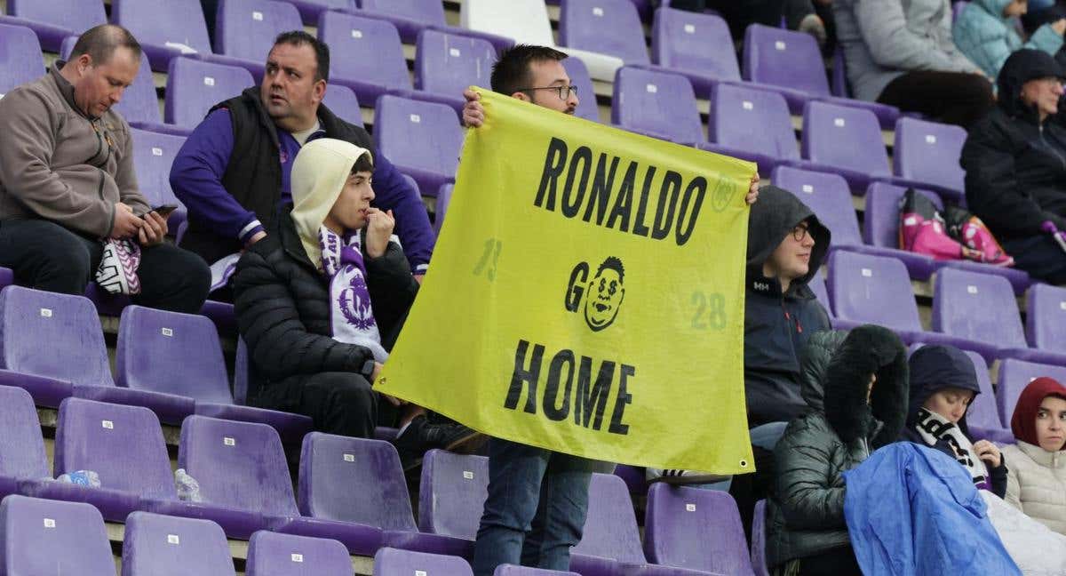 Pancarta contra Ronaldo en el José Zorrilla./El Norte de Castilla