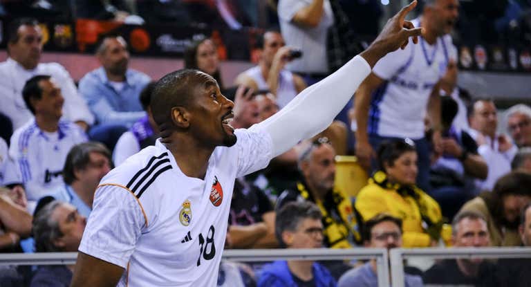Serge Ibaka en el banquillo del Real Madrid.