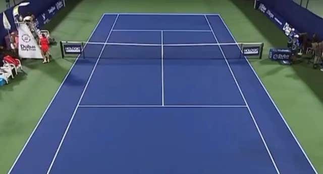 La terrible imagen que paralizó el tenis con Emma Raducanu como víctima: se esconde tras la silla y rompe a llorar tras localizar a una acosador en la grada