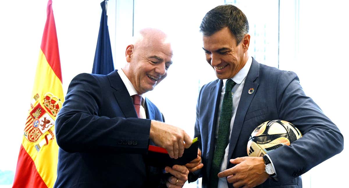 Gianni Infantino (i) y Pedro Sánchez se reunieron en septiembre de 2023 para hablar de la candidatura al Mundial 2030. /EFE/La Moncloa