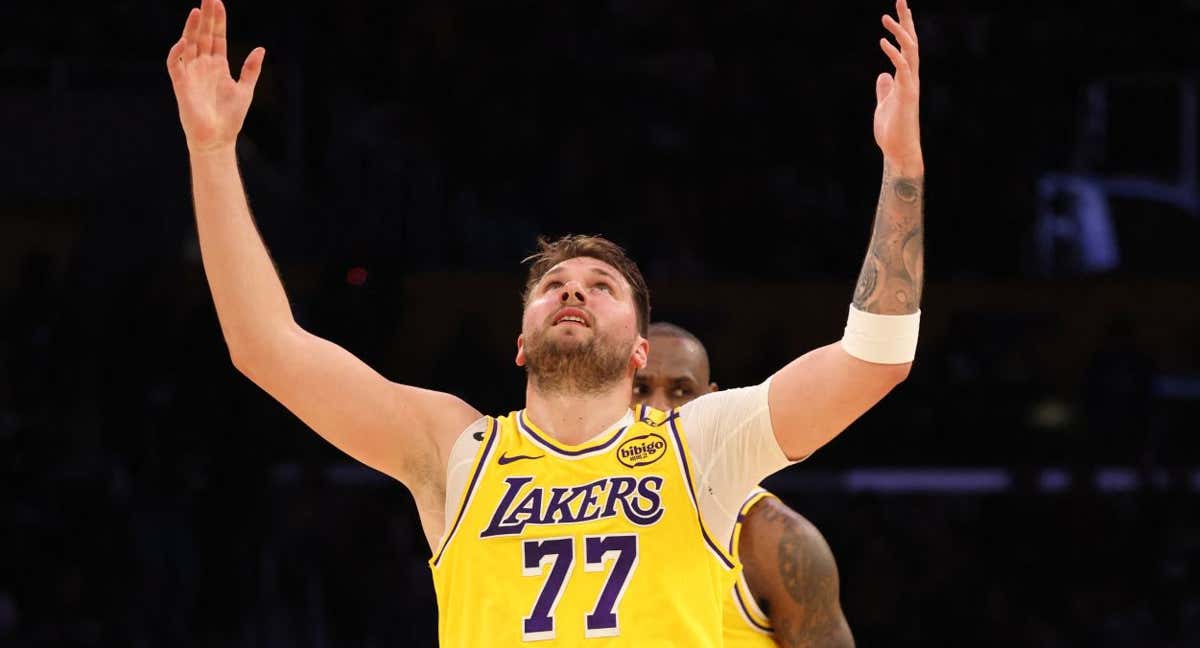 Luka Doncic mira al cielo tras fallar un tiro ante los Hornets./Reuters