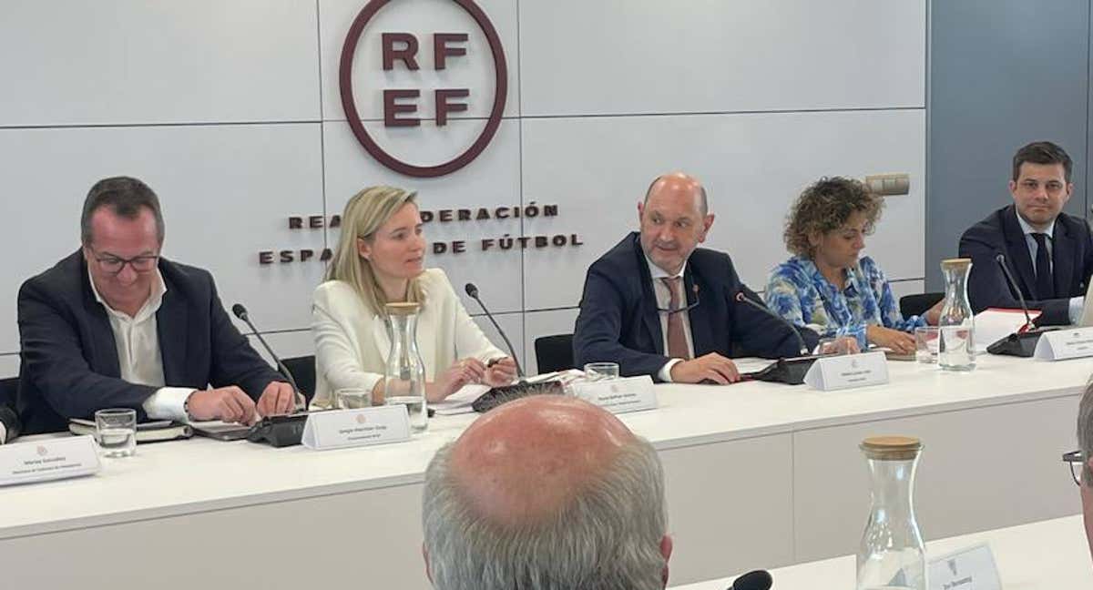 Reyes Bellver, directora de fútbol femenino de la RFEF, y Rafael Louzán, presidente de la RFEF, lideran la reunión con los clubes de Liga F. /RELEVO