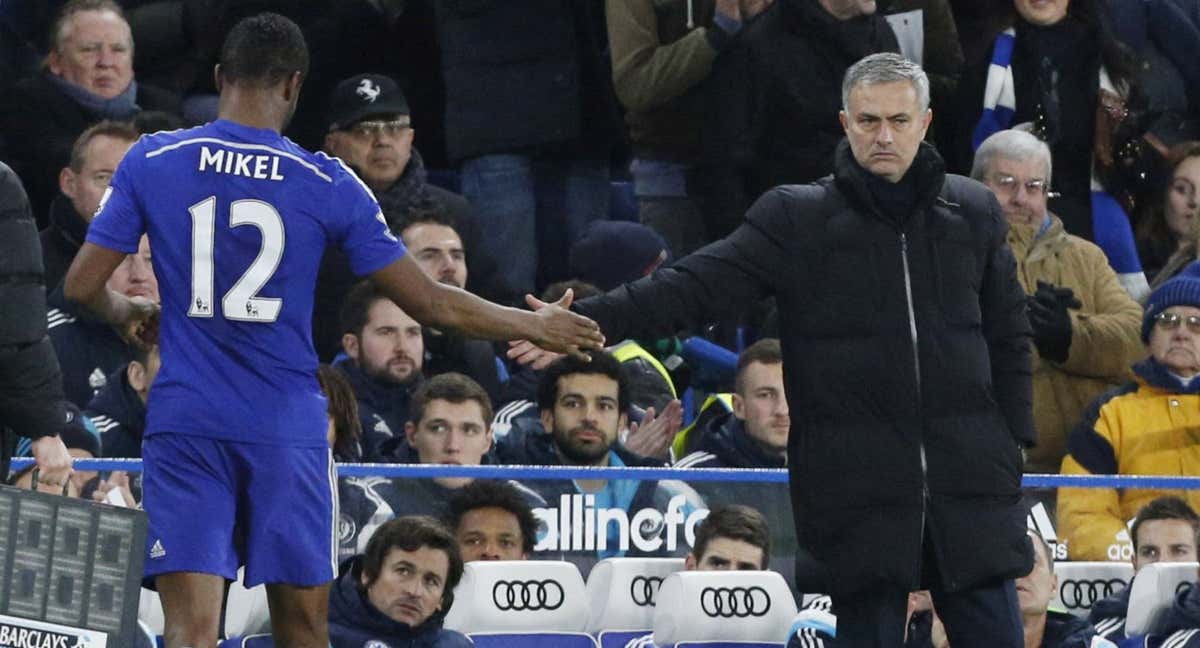 Obi Mikel y Mourinho durante la época del Chelsea. /AFP