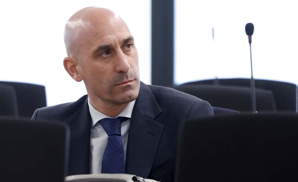 El juez se guarda varias perlas contra Rubiales en la sentencia: «No es la forma de saludar a las personas»
