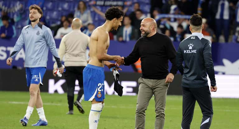 Manolo González, junto a Omar El Hilali, después de un partido.