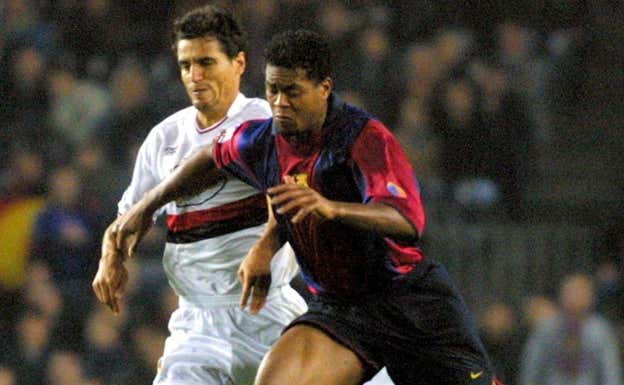 Marcos pugna con Kluivert. EFE