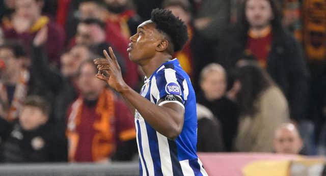 Samu provoca un incendio tras la eliminación del Oporto que luego tiene que sofocar: «¿Qué quieres que te diga? Parecemos niños»