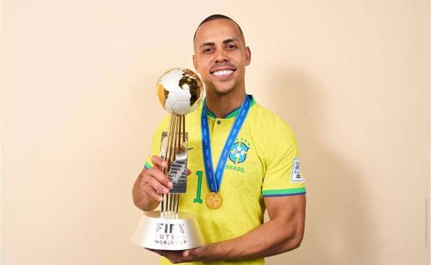 Ferrao pose con la sexta Copa del Mundo FIFA de Brasil.  CBF