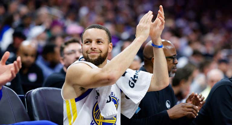 Stephen Curry sonríe en el banquillo en los minutos finales del duelo ante los Kings.