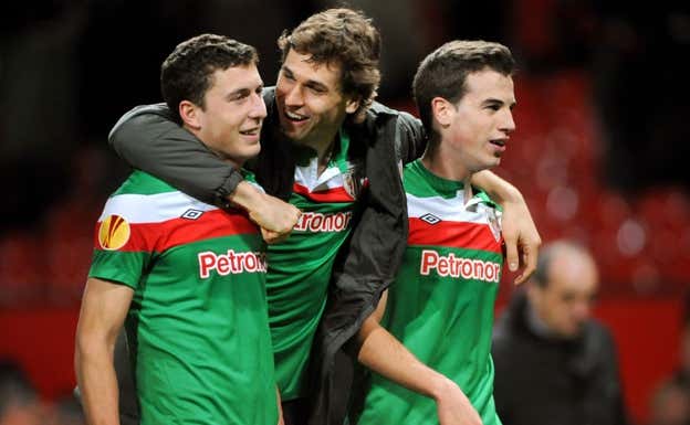 De Marcos, Llorente e Iñigo Pérez sonríen tras asaltar Old Trafford en 2012. Archivo