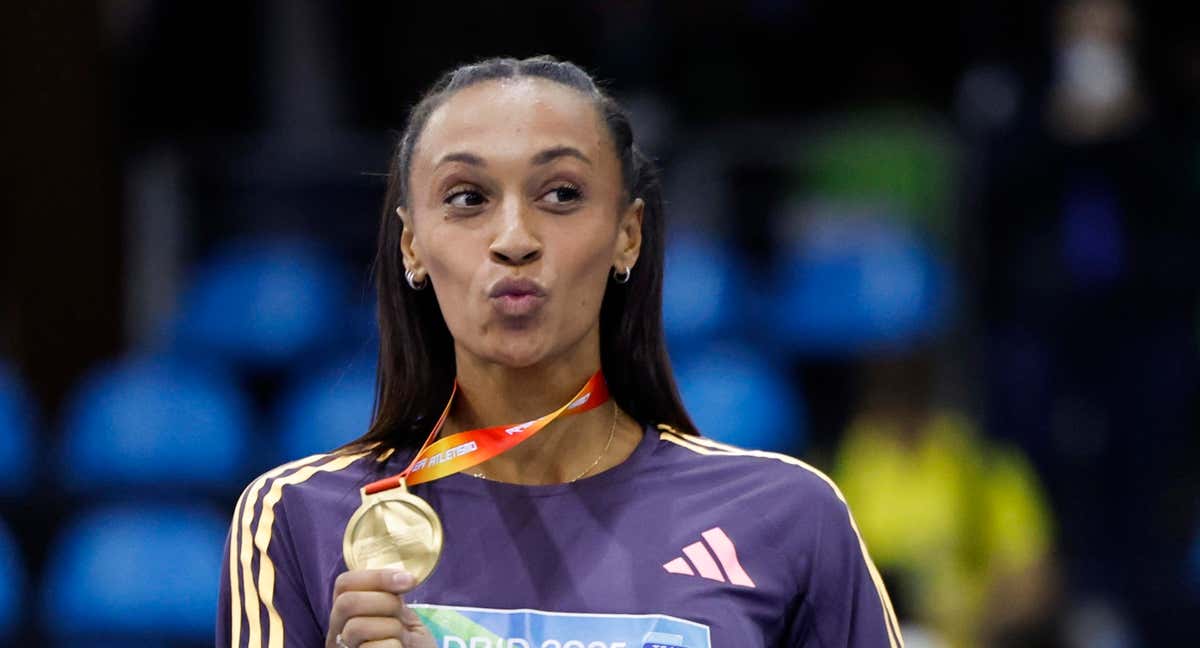 Ana Peleteiro recibe la medalla de oro en el Campeonato de España indoor./EFE