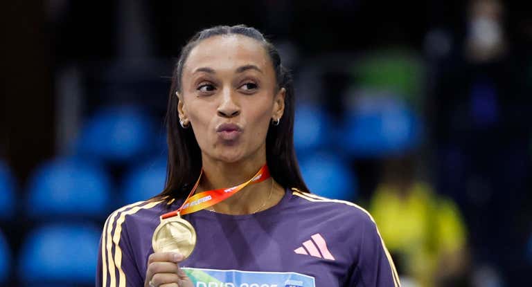 Ana Peleteiro recibe la medalla de oro en el Campeonato de España indoor.
