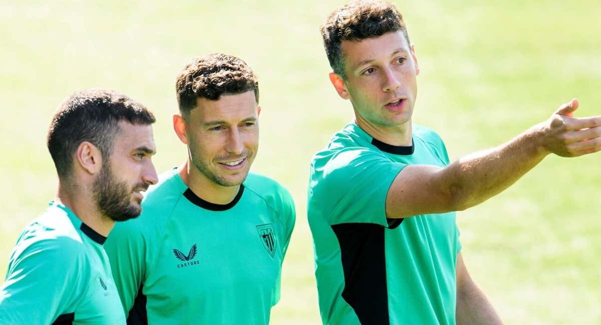 Lekue, De Marcos y Vesga, buenos amigos, durante un entrenamiento./Athletic Club