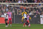 Por qué no fue penalti la mano de Javi Galán en el Valencia - Atlético de Madrid
