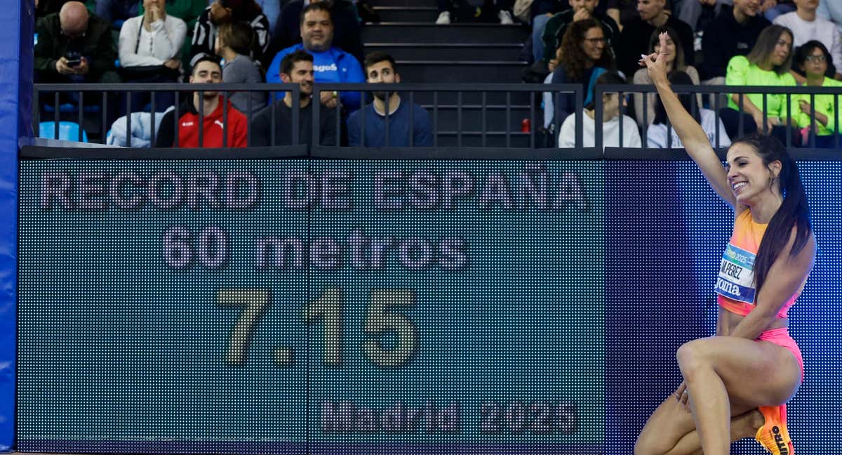 Maribel Pérez celebra su récord de España de 60 metros lisos.