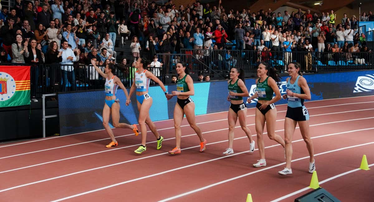 Las seis finalistas del 400 femenino dan la vuelta de honor tras la prueba./RFEA/SPORTMEDIA