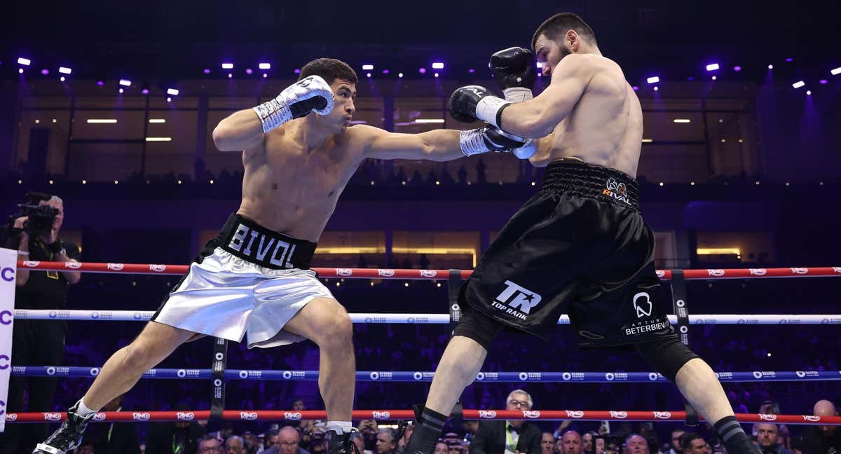 Dmitry Bivol lanza un golpe a Artur Beterbiev durante su segundo combate./Matchroom Boxing