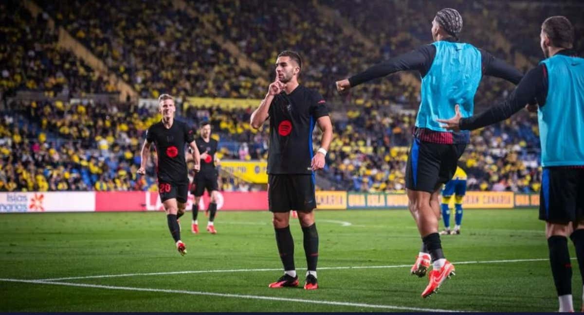 Dani Olmo se dirige a abrazar a Ferran Torres, después del 0-2 con Araujo también en la imagen. /FC BARCELONA