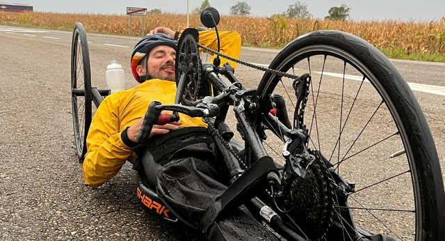El ‘Cid handbiker’ que asombra al mundo rural con su bicicleta adaptada: «¡Me cago en…! Pero chaval, ¿adónde vas?»
