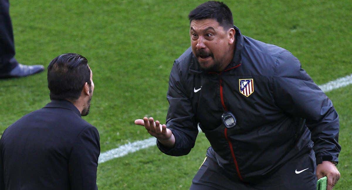 El Mono Burgos junto a Simeone, en su etapa en el Atlético. /REUTERS